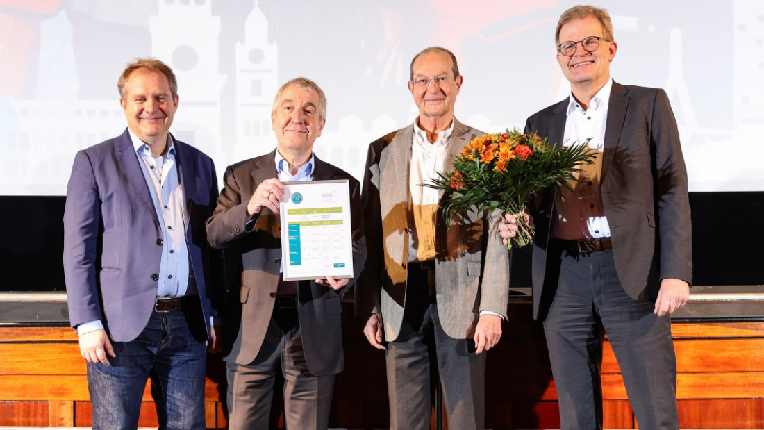 Testatübergabe an die Stadtreinigung Hamburg | v.l.n.r.: Jens Kerstan (Umweltsenator FHH), Prof. Dr. Rüdiger Siechau (Geschäftsführer SRH), Gerd Hofielen (GWÖ-Berater), Holger Lange (Geschäftsführer SRH)