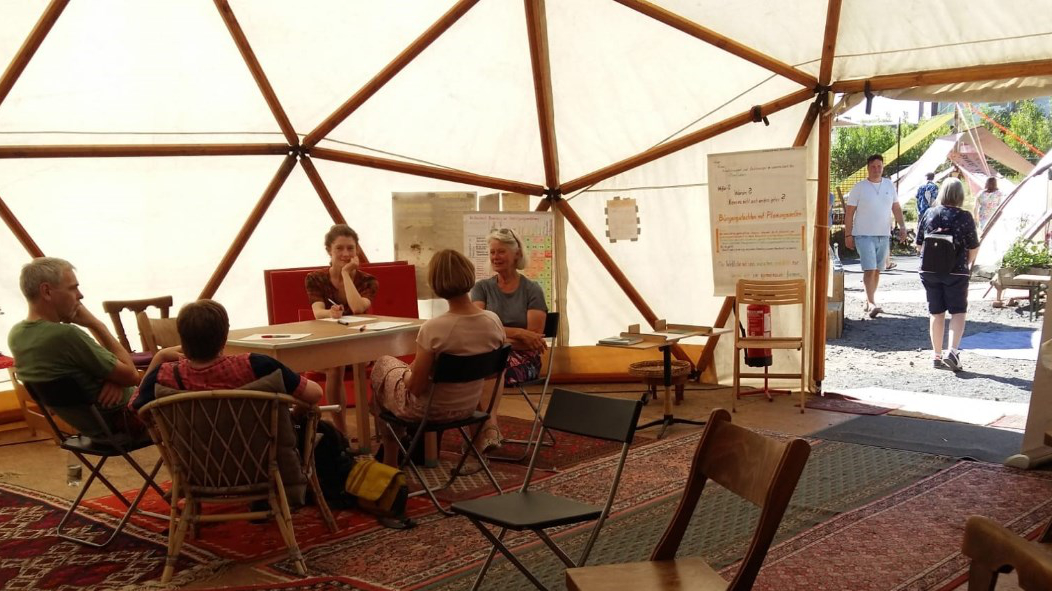 2022-PZ_Zukunftsdorf22-Kleingruppe auf documenta fifteen2