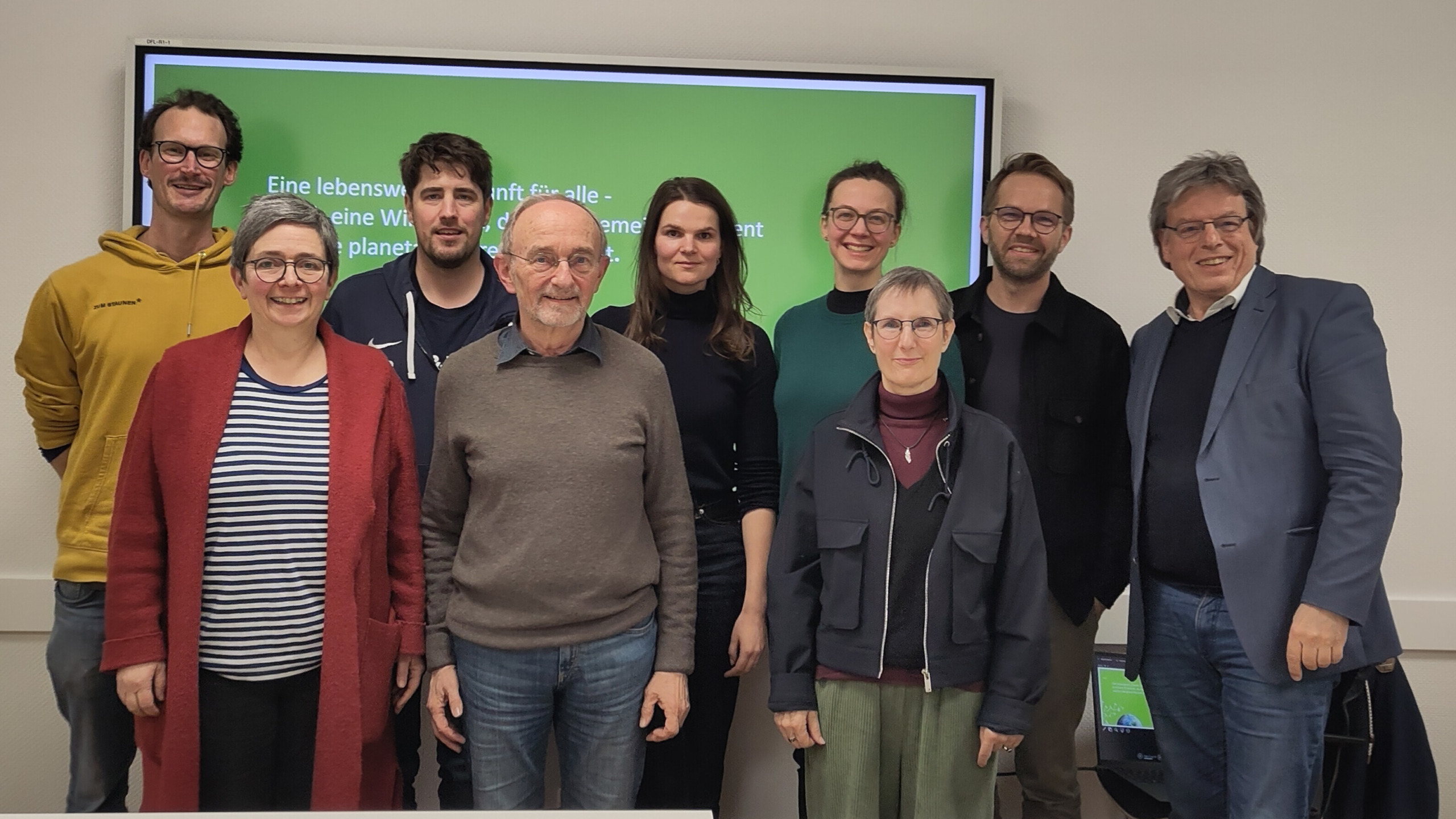 2026-02-18_gwö_u-netzwerk Nur fröhliche Gesichter: Das Gruppenfoto der Teilnehmenden des 9. Unternehmenstreffens der Gemeinwohl-Ökonomie-Regionalgruppe Hannover.