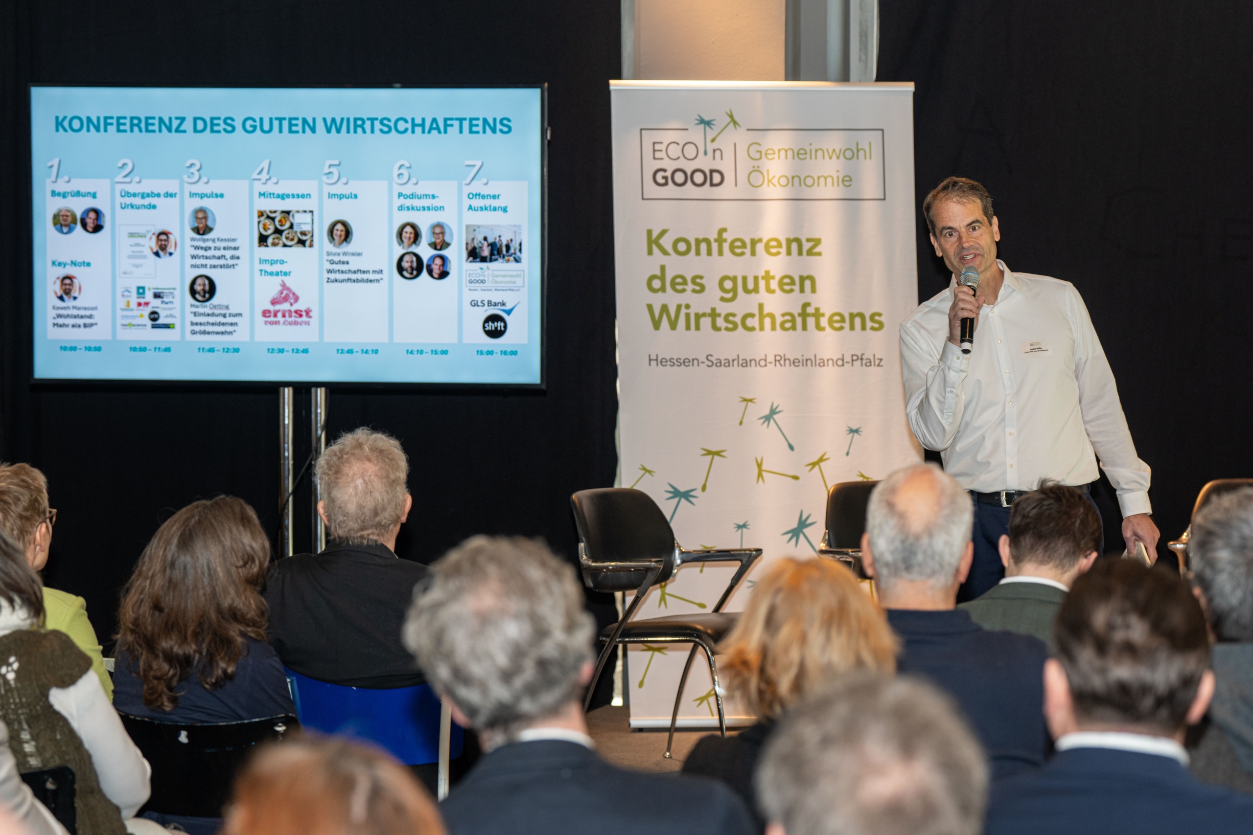 Moderator Jochen Müller bei der Eröffnung der Konferenz des Guten Wirtschaftens in Frankfurt.